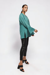 ALBANA New York la mer blue textured linen tunic with wide sleeves and side slits worn by a model